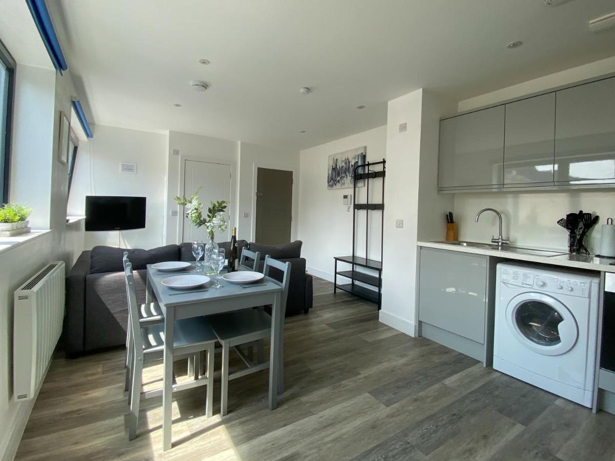Modern One Bedroom Apartment In Town Centre & 4 Min To The Beach Борнмут Экстерьер фото
