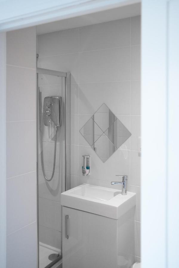 Modern One Bedroom Apartment In Town Centre & 4 Min To The Beach Борнмут Экстерьер фото